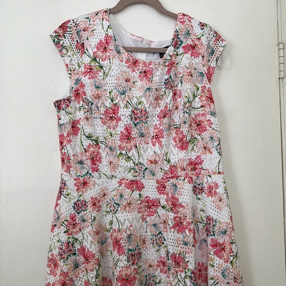 R&K Dresses & Skirts - R&K Floral Print Flare Dress Sz 14